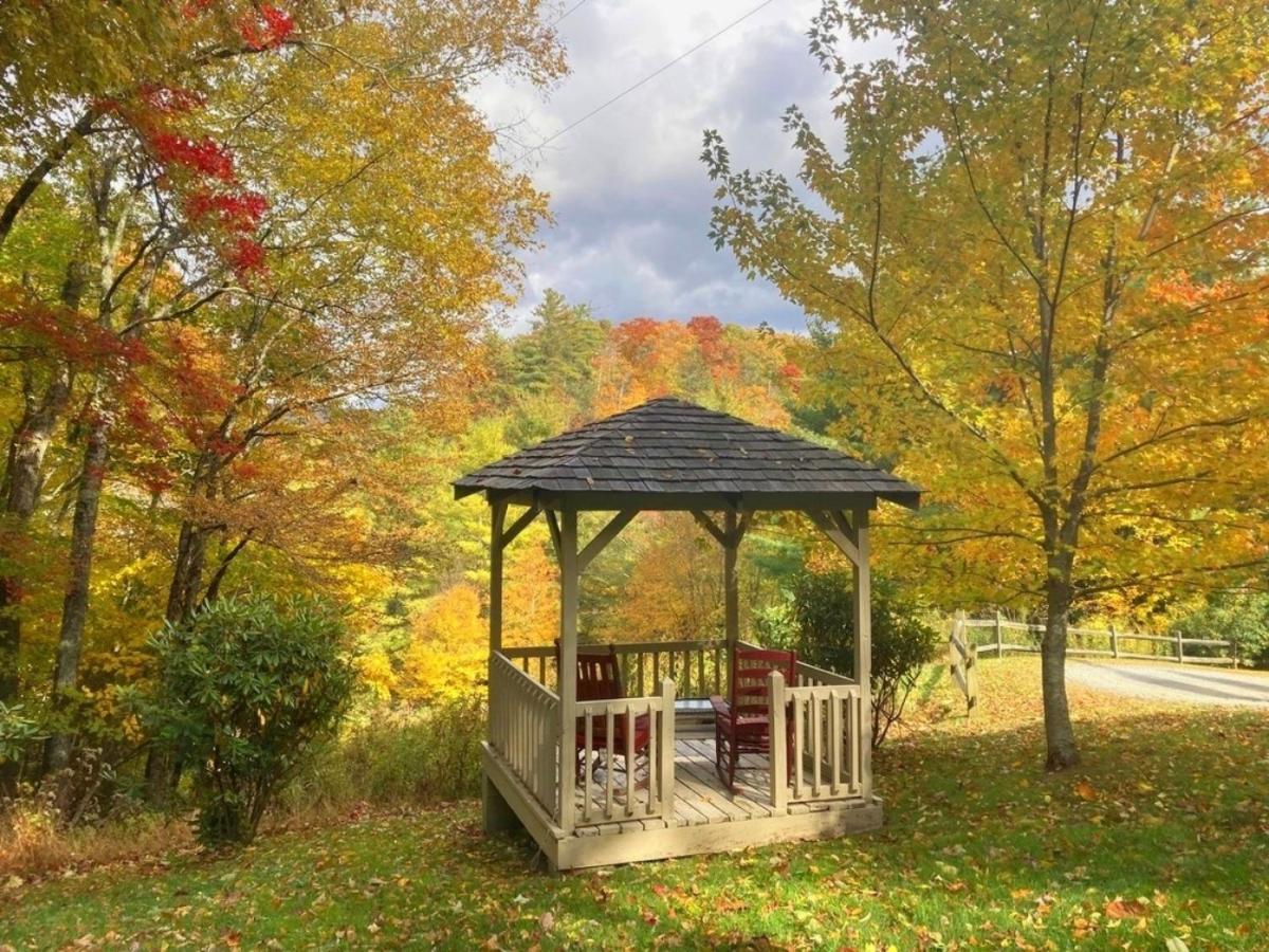 Classic Log Cabin With Fireplace On Quiet River Blowing Rock Exterior photo